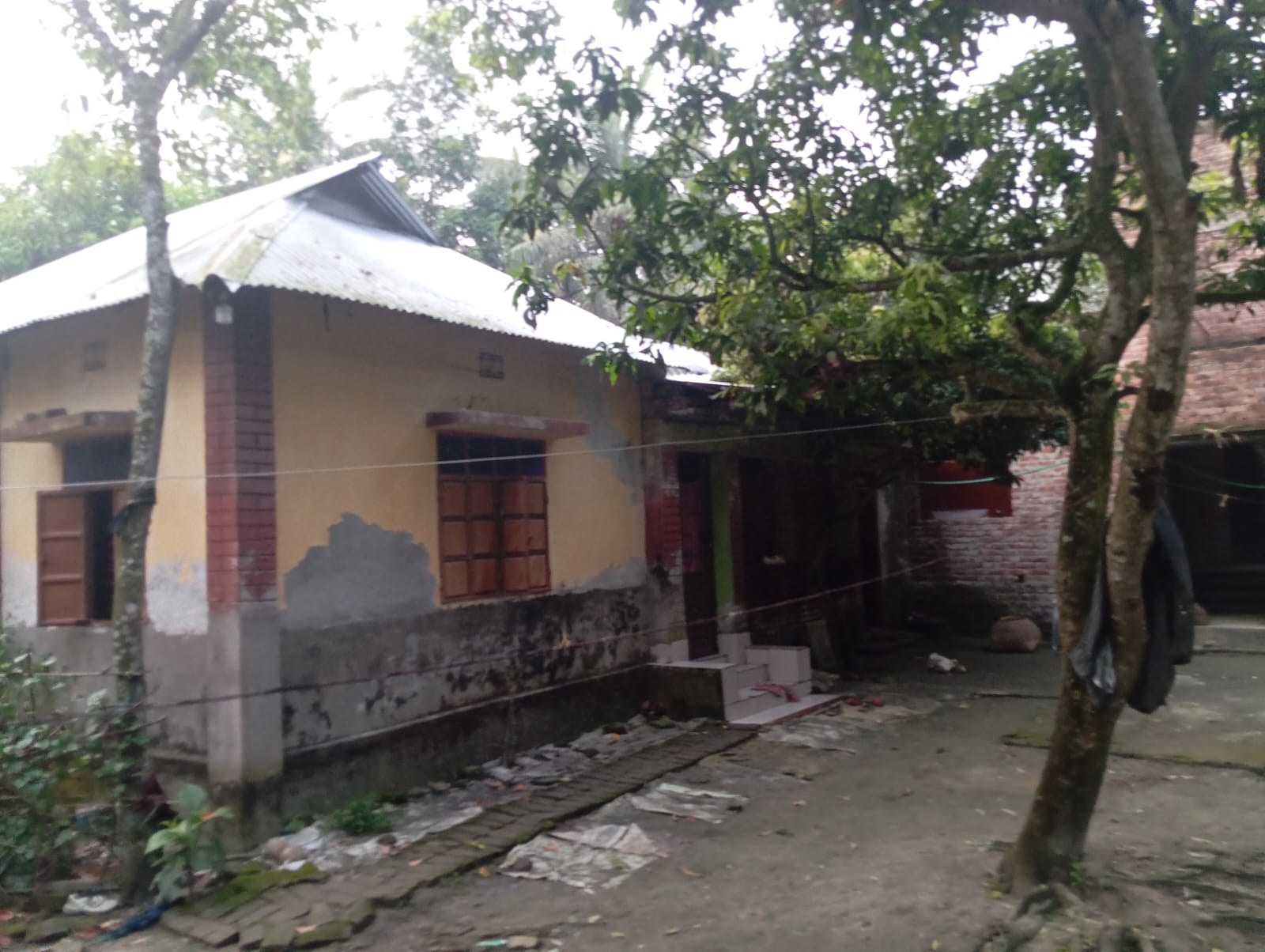 বুড়িচংয়ে প্রবাসীর বাড়িতে টিনের চাল খুলে চুরি, ৩ মাসে ৬ বার!